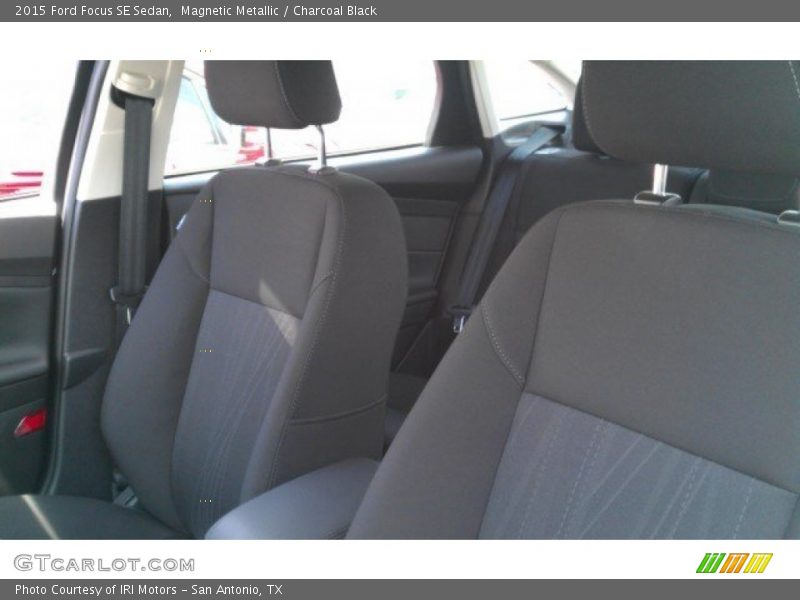 Magnetic Metallic / Charcoal Black 2015 Ford Focus SE Sedan