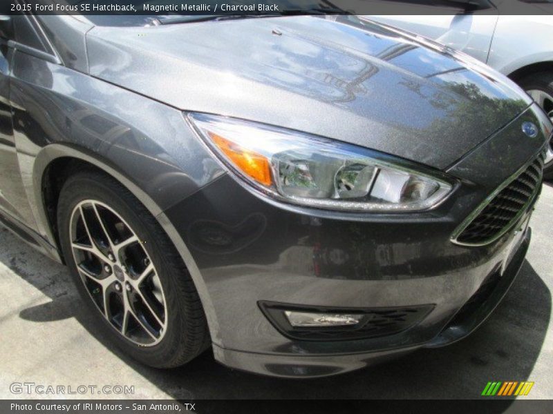 Magnetic Metallic / Charcoal Black 2015 Ford Focus SE Hatchback