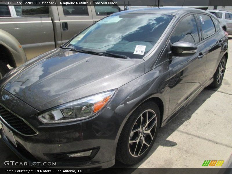 Magnetic Metallic / Charcoal Black 2015 Ford Focus SE Hatchback