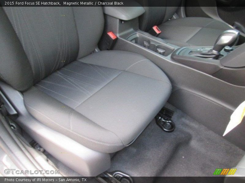 Magnetic Metallic / Charcoal Black 2015 Ford Focus SE Hatchback