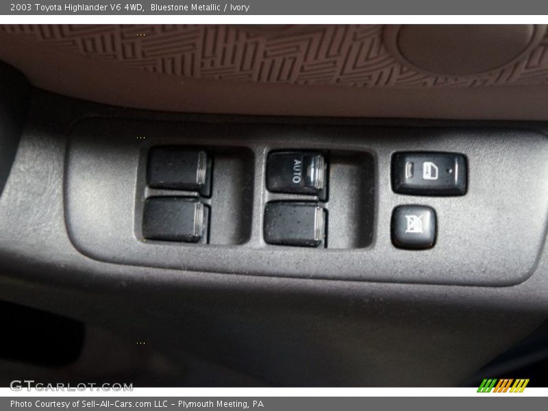 Bluestone Metallic / Ivory 2003 Toyota Highlander V6 4WD