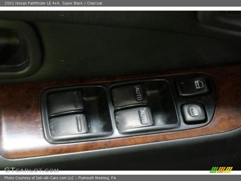 Super Black / Charcoal 2001 Nissan Pathfinder LE 4x4