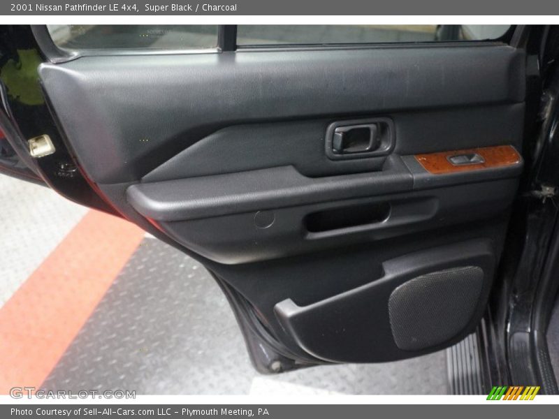 Super Black / Charcoal 2001 Nissan Pathfinder LE 4x4