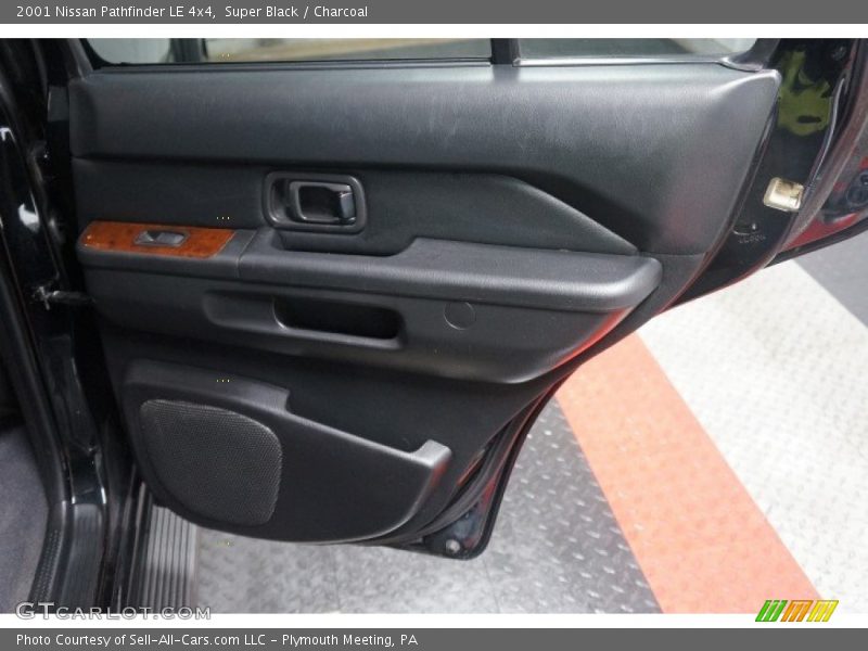 Super Black / Charcoal 2001 Nissan Pathfinder LE 4x4