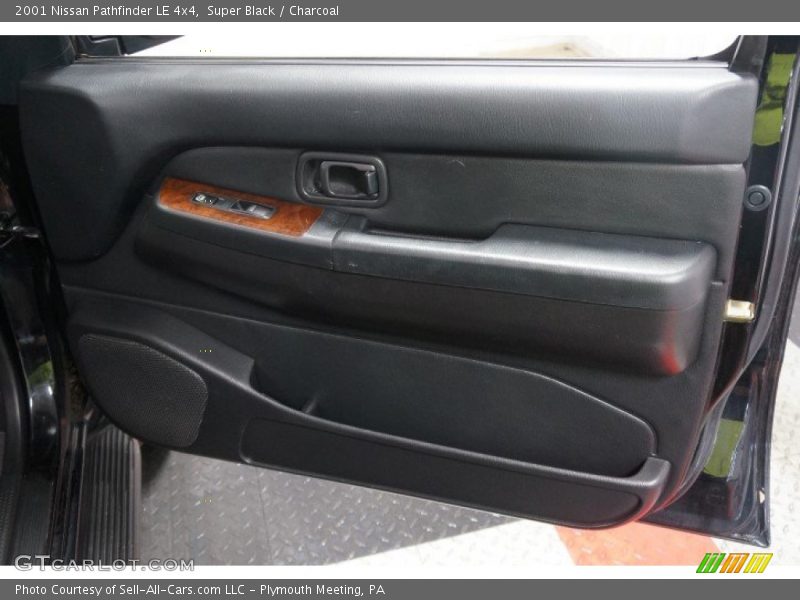 Super Black / Charcoal 2001 Nissan Pathfinder LE 4x4