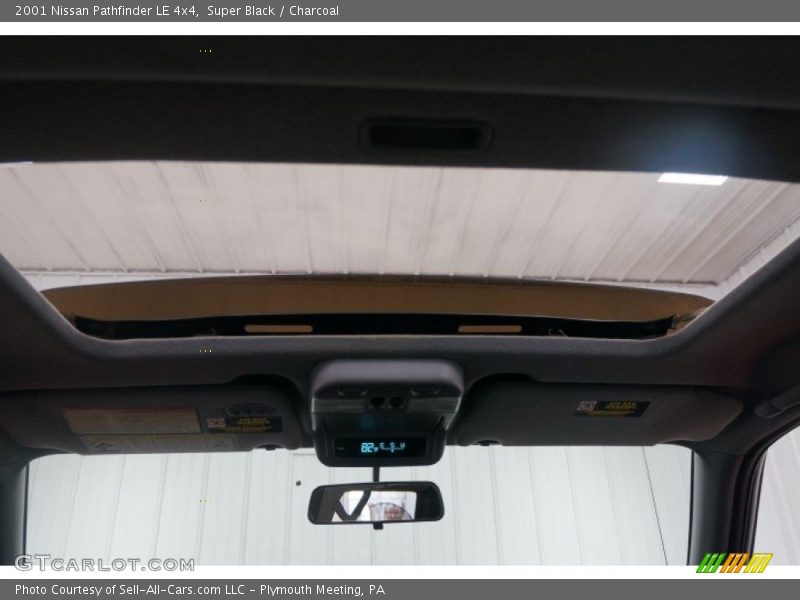 Super Black / Charcoal 2001 Nissan Pathfinder LE 4x4