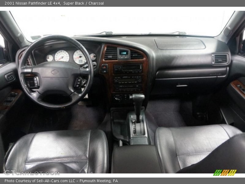 Super Black / Charcoal 2001 Nissan Pathfinder LE 4x4