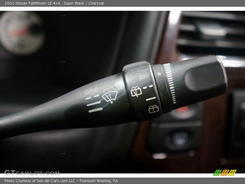 Super Black / Charcoal 2001 Nissan Pathfinder LE 4x4