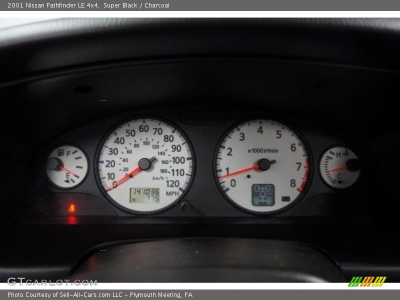 Super Black / Charcoal 2001 Nissan Pathfinder LE 4x4