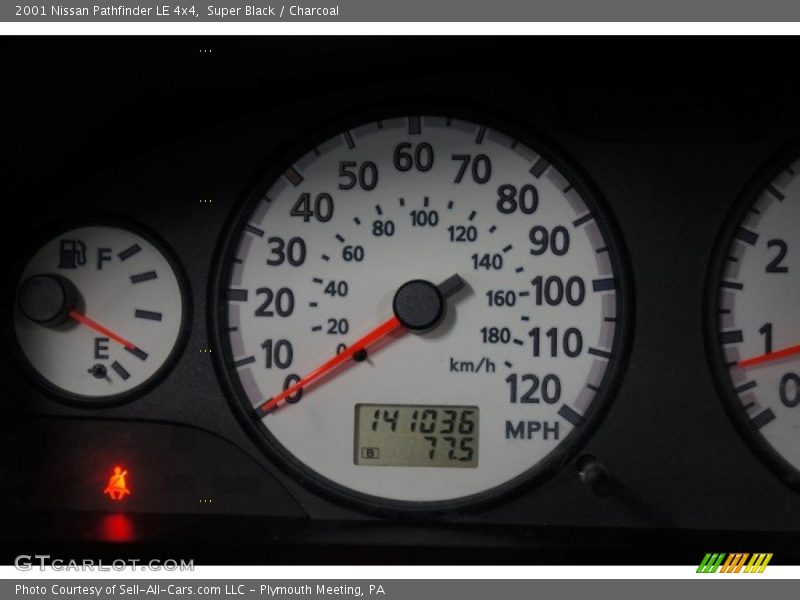 Super Black / Charcoal 2001 Nissan Pathfinder LE 4x4