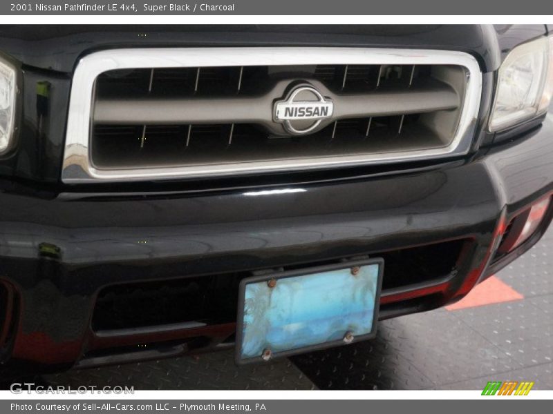 Super Black / Charcoal 2001 Nissan Pathfinder LE 4x4