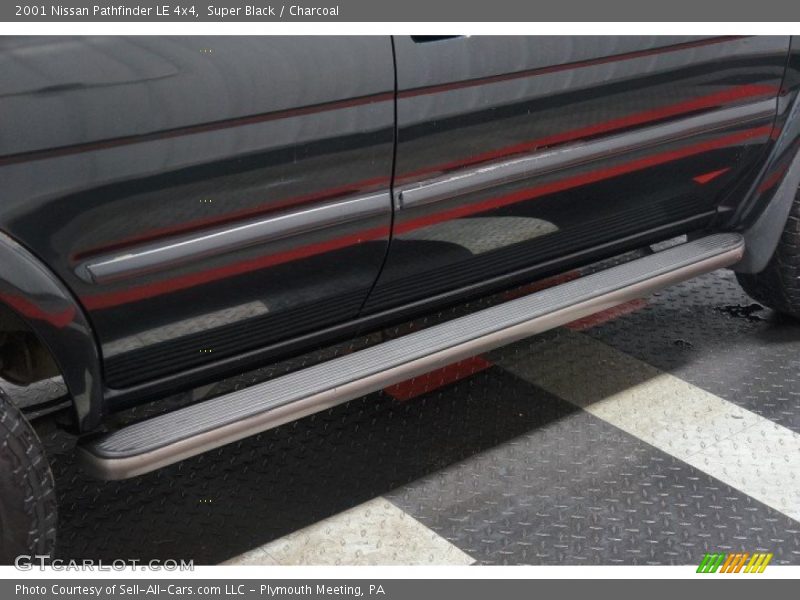 Super Black / Charcoal 2001 Nissan Pathfinder LE 4x4