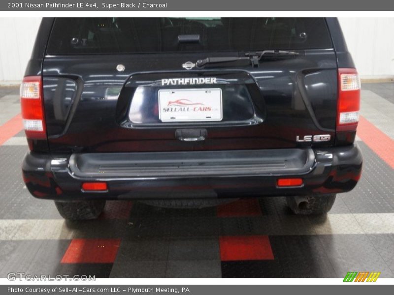 Super Black / Charcoal 2001 Nissan Pathfinder LE 4x4