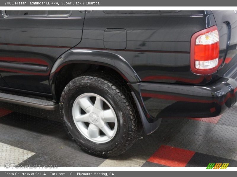 Super Black / Charcoal 2001 Nissan Pathfinder LE 4x4