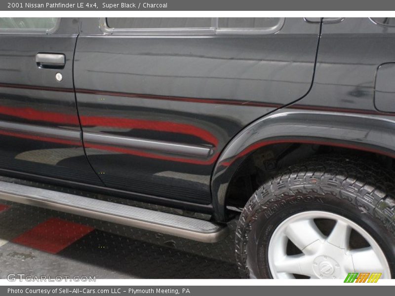 Super Black / Charcoal 2001 Nissan Pathfinder LE 4x4