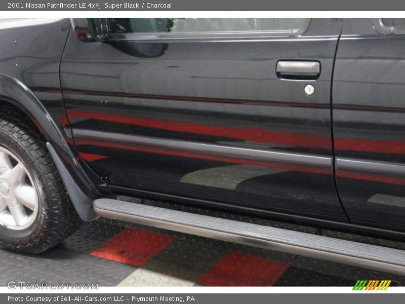 Super Black / Charcoal 2001 Nissan Pathfinder LE 4x4