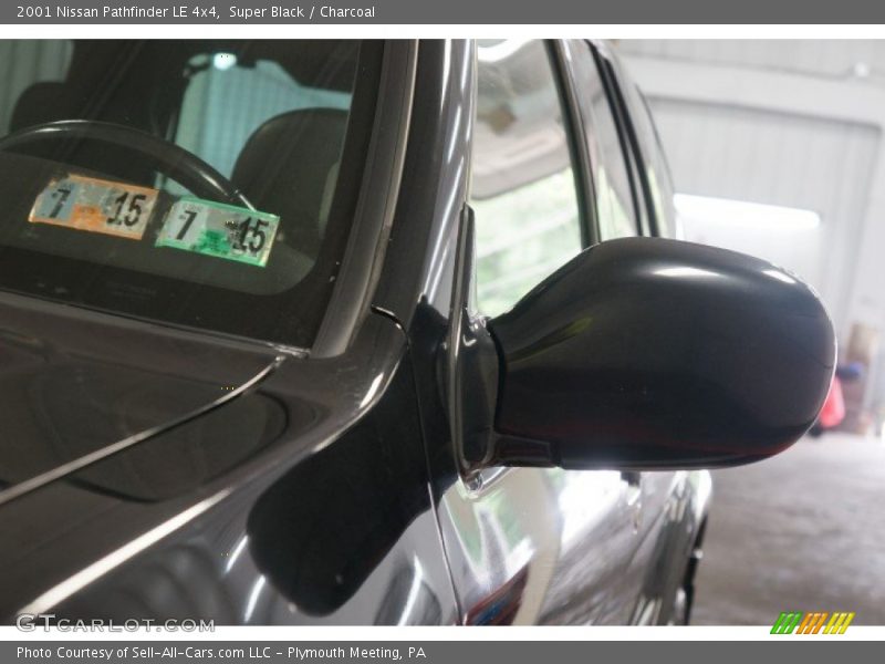 Super Black / Charcoal 2001 Nissan Pathfinder LE 4x4