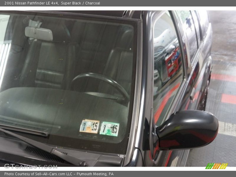 Super Black / Charcoal 2001 Nissan Pathfinder LE 4x4