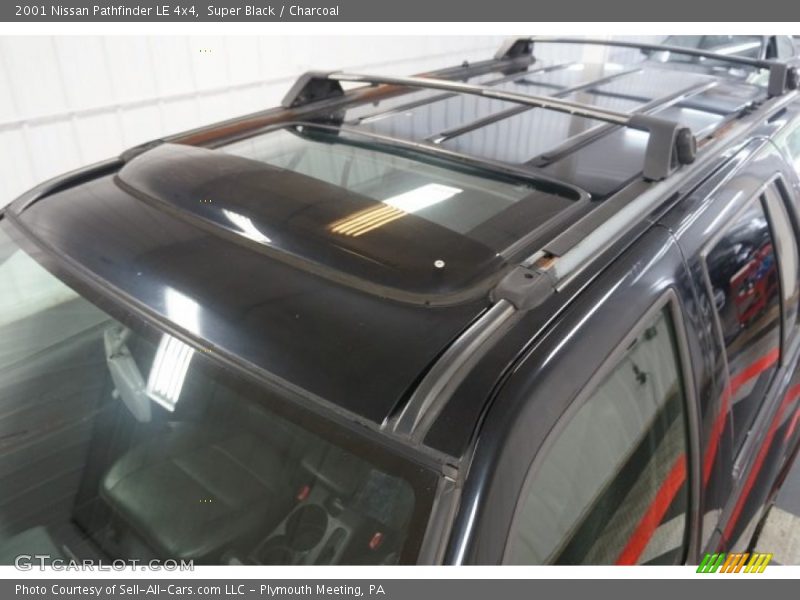 Super Black / Charcoal 2001 Nissan Pathfinder LE 4x4
