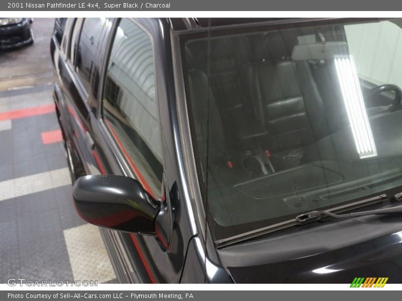 Super Black / Charcoal 2001 Nissan Pathfinder LE 4x4
