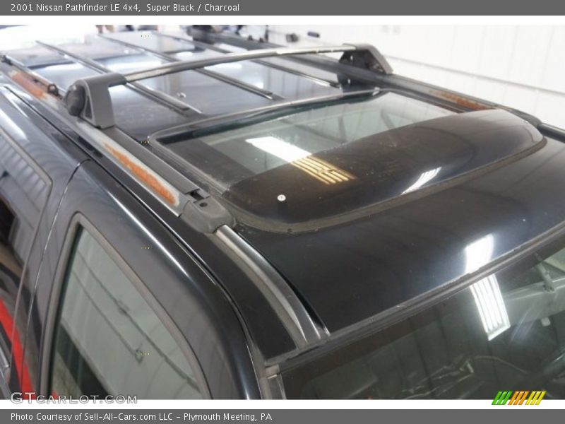 Super Black / Charcoal 2001 Nissan Pathfinder LE 4x4
