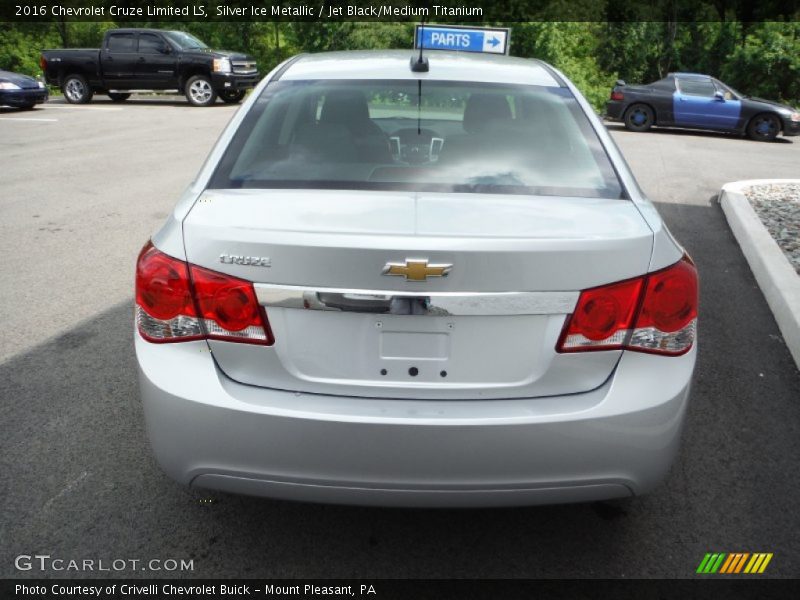 Silver Ice Metallic / Jet Black/Medium Titanium 2016 Chevrolet Cruze Limited LS
