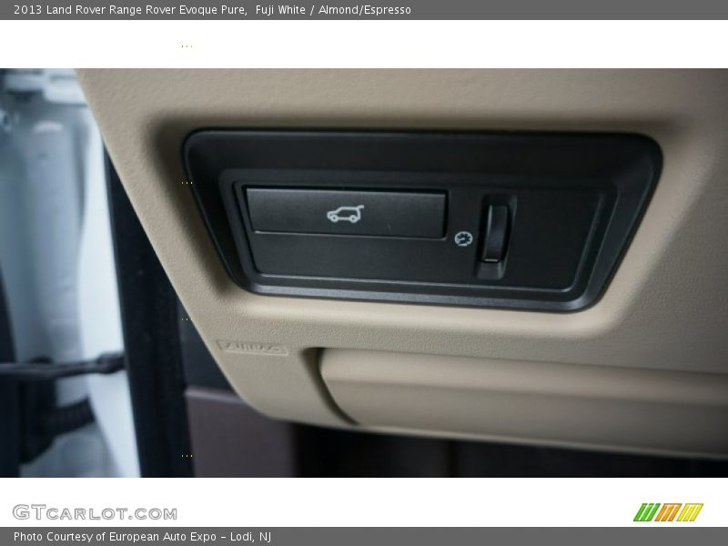 Fuji White / Almond/Espresso 2013 Land Rover Range Rover Evoque Pure