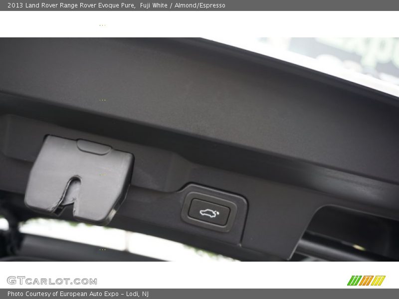 Fuji White / Almond/Espresso 2013 Land Rover Range Rover Evoque Pure