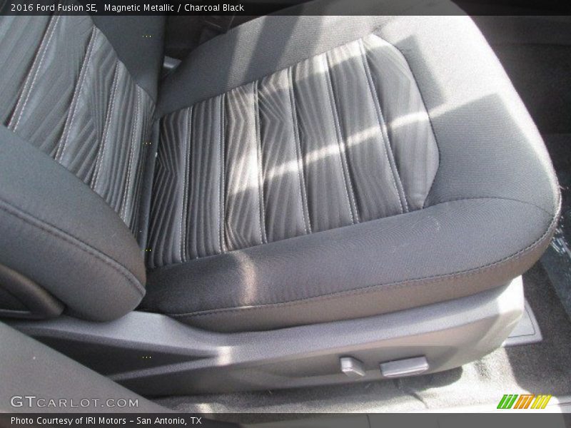 Magnetic Metallic / Charcoal Black 2016 Ford Fusion SE