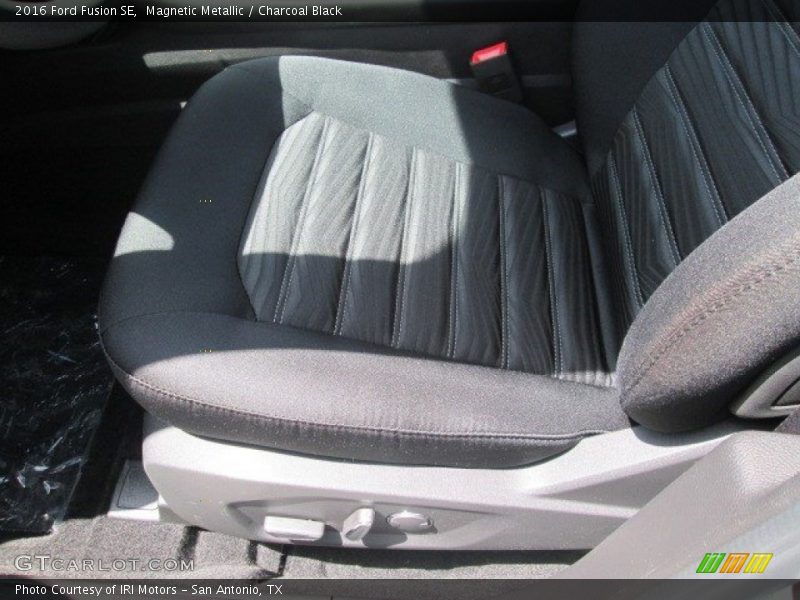 Magnetic Metallic / Charcoal Black 2016 Ford Fusion SE