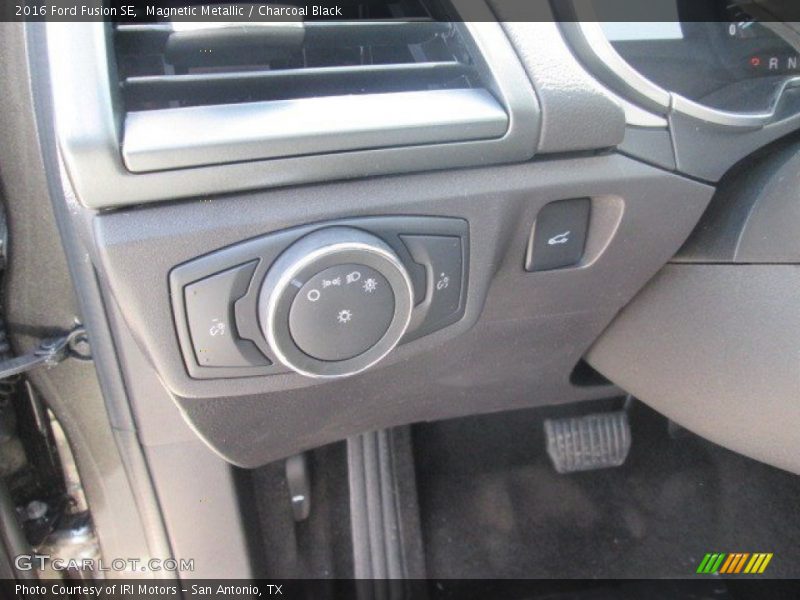 Magnetic Metallic / Charcoal Black 2016 Ford Fusion SE