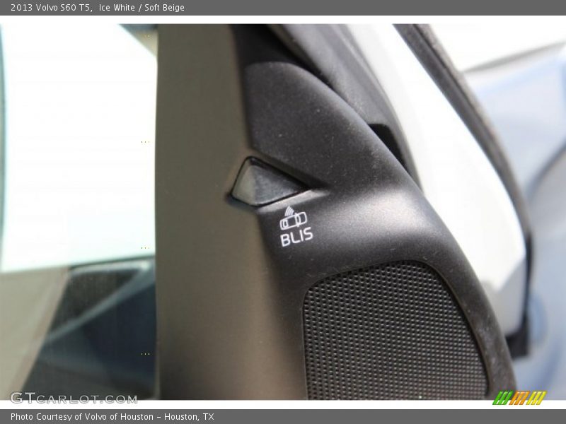 Ice White / Soft Beige 2013 Volvo S60 T5