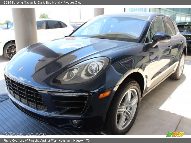 Front 3/4 View of 2016 Macan S