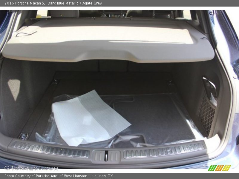 Dark Blue Metallic / Agate Grey 2016 Porsche Macan S