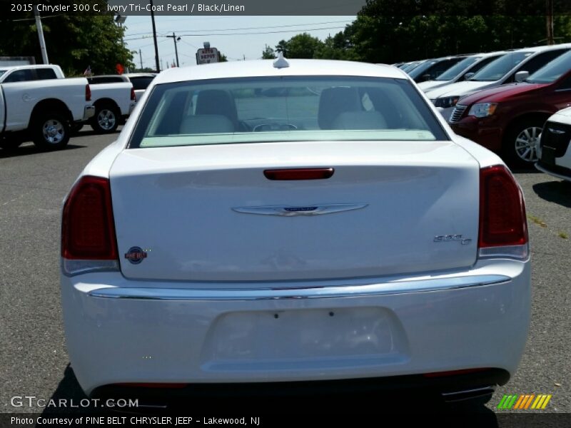 Ivory Tri-Coat Pearl / Black/Linen 2015 Chrysler 300 C