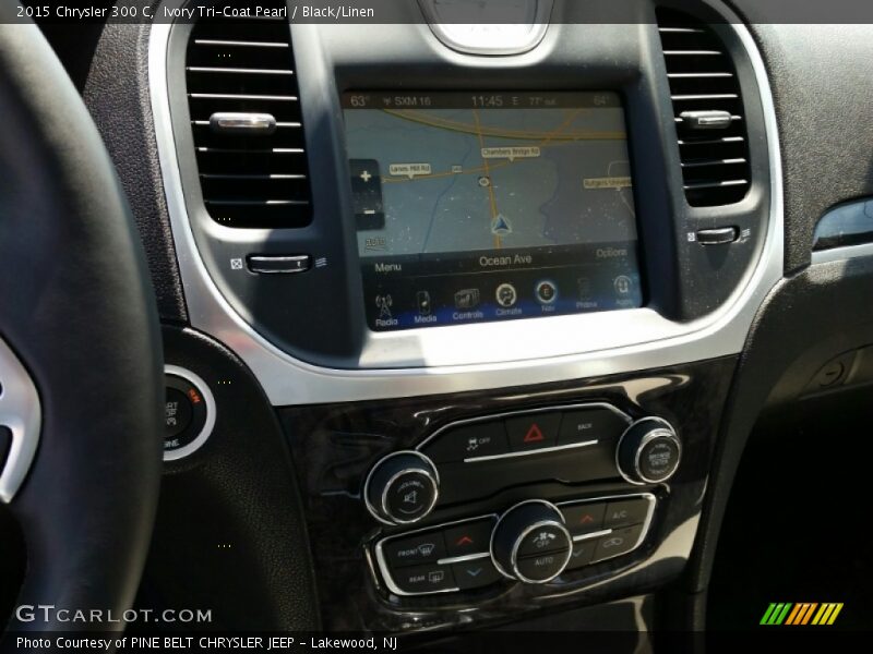 Ivory Tri-Coat Pearl / Black/Linen 2015 Chrysler 300 C