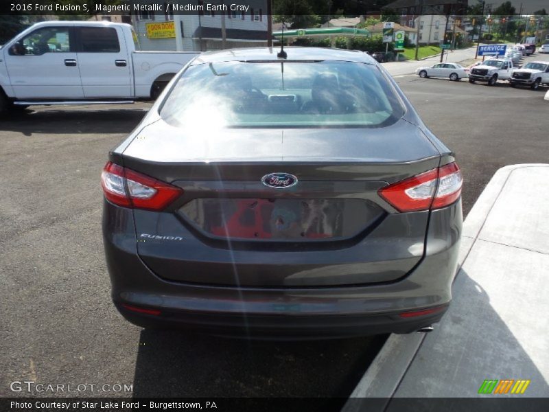 Magnetic Metallic / Medium Earth Gray 2016 Ford Fusion S