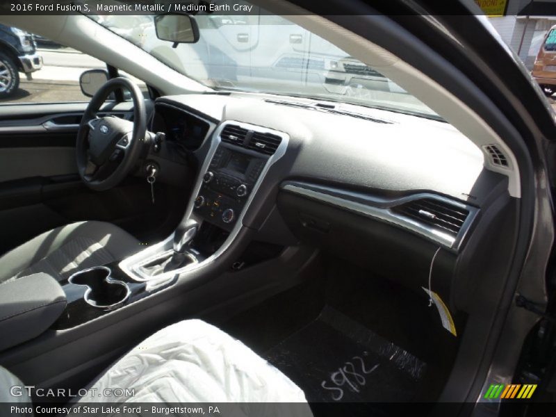 Magnetic Metallic / Medium Earth Gray 2016 Ford Fusion S