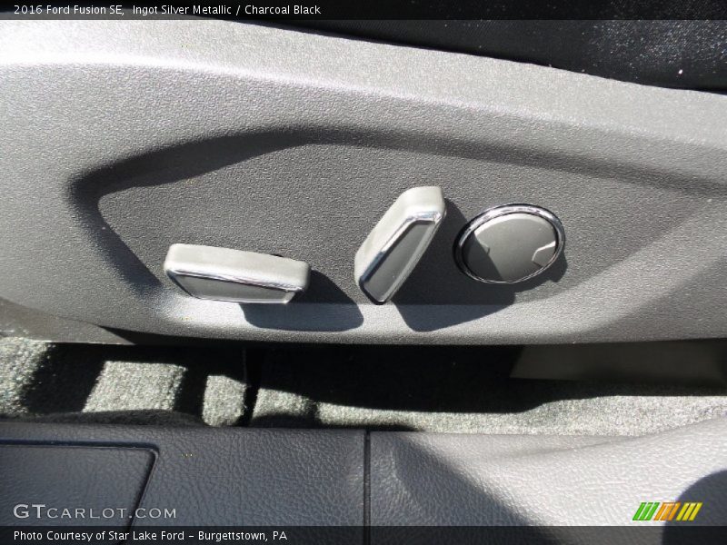 Ingot Silver Metallic / Charcoal Black 2016 Ford Fusion SE