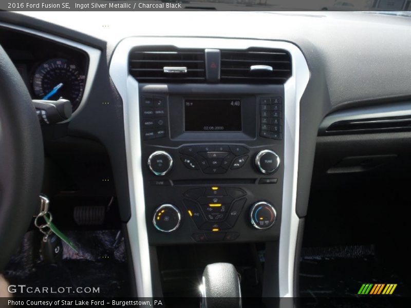 Ingot Silver Metallic / Charcoal Black 2016 Ford Fusion SE