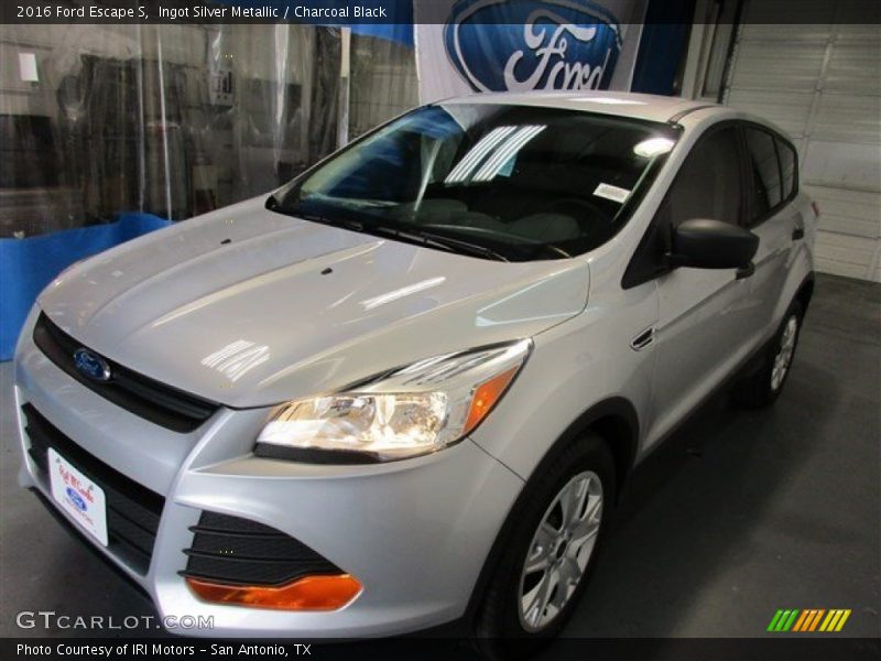 Ingot Silver Metallic / Charcoal Black 2016 Ford Escape S