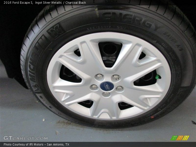 Ingot Silver Metallic / Charcoal Black 2016 Ford Escape S