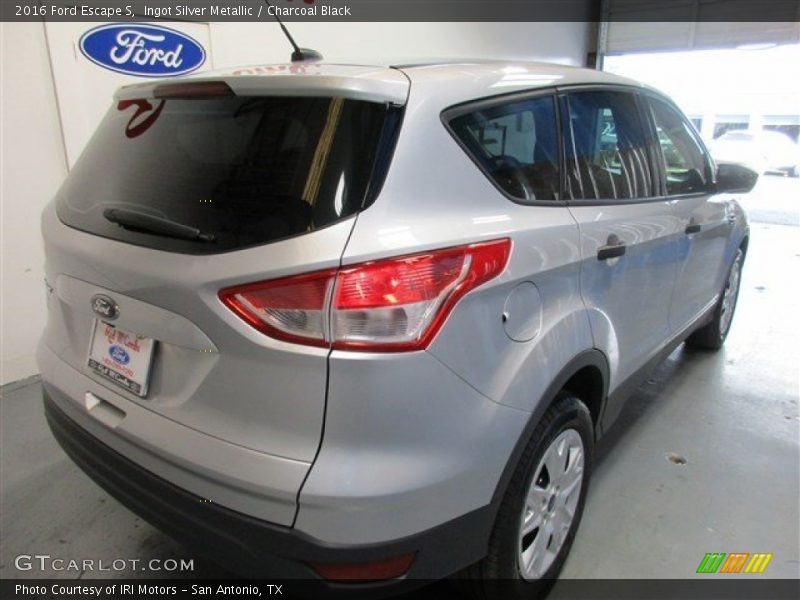 Ingot Silver Metallic / Charcoal Black 2016 Ford Escape S