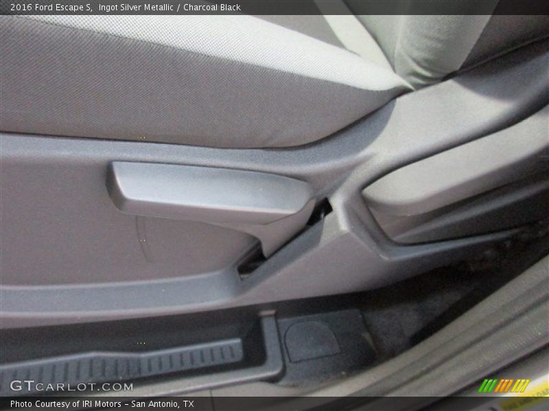 Ingot Silver Metallic / Charcoal Black 2016 Ford Escape S