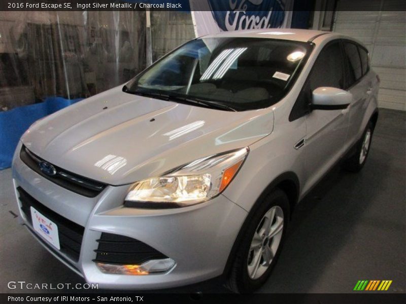 Ingot Silver Metallic / Charcoal Black 2016 Ford Escape SE