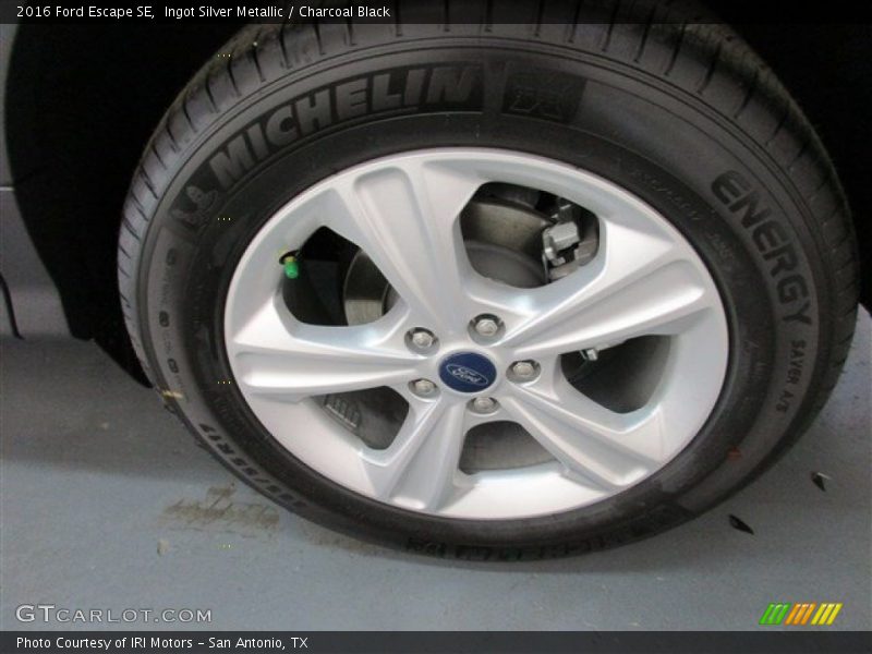 Ingot Silver Metallic / Charcoal Black 2016 Ford Escape SE