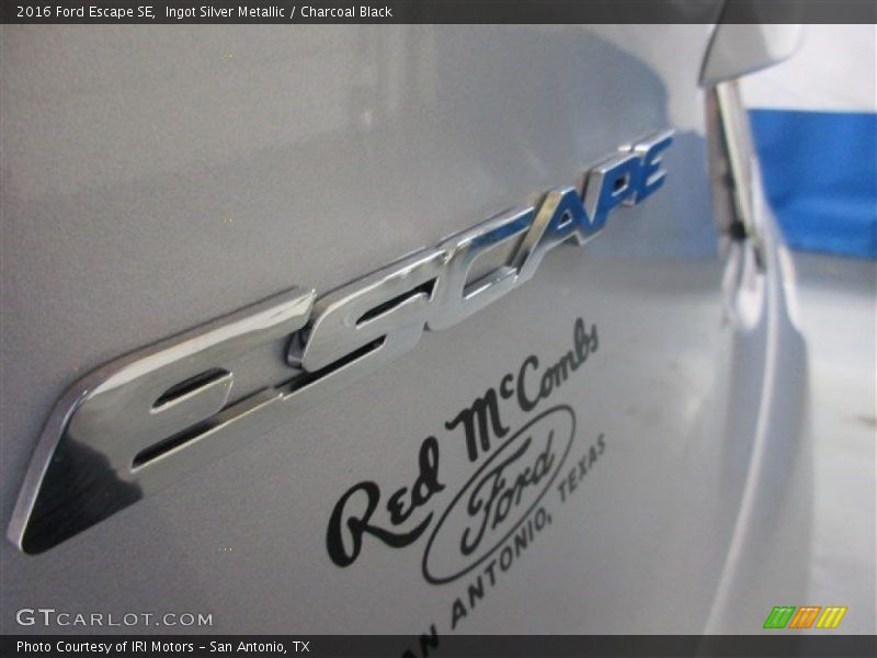 Ingot Silver Metallic / Charcoal Black 2016 Ford Escape SE