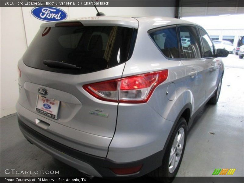 Ingot Silver Metallic / Charcoal Black 2016 Ford Escape SE