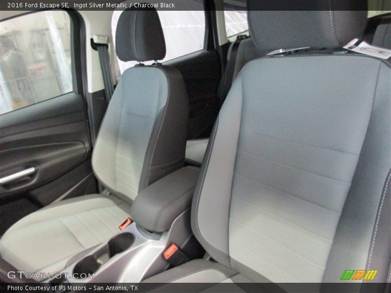Ingot Silver Metallic / Charcoal Black 2016 Ford Escape SE