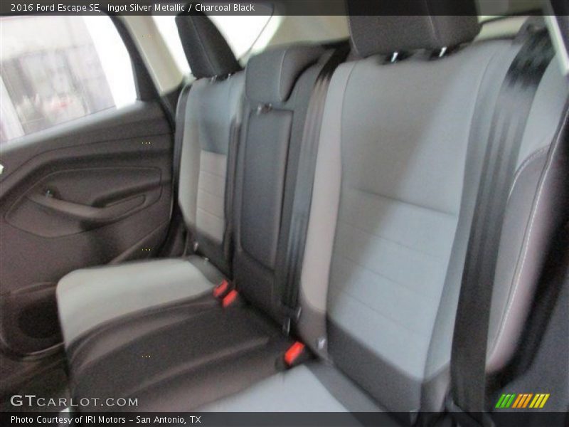 Ingot Silver Metallic / Charcoal Black 2016 Ford Escape SE
